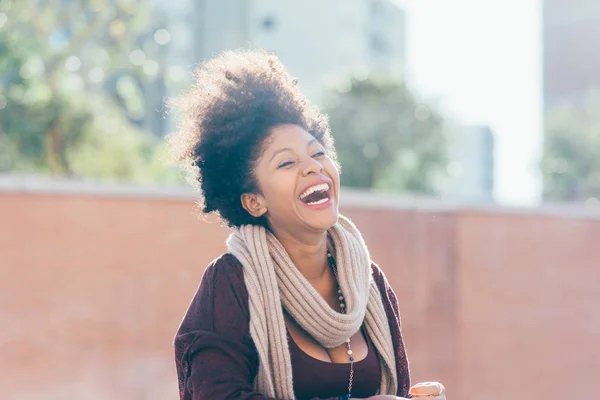 Vrouw kijkt uit over het glimlachen — Stockfoto