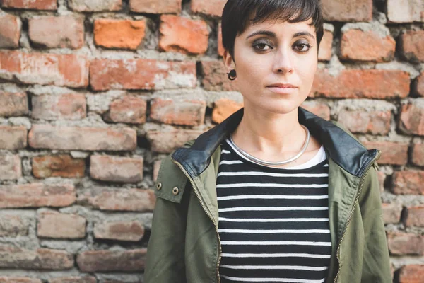 Vrouw op zoek in de camera ernstig — Stockfoto