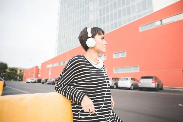 Donna sorridente ascoltare musica — Foto Stock