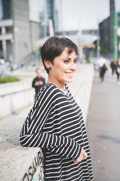 Mulher ao ar livre com vista para o sorriso — Fotografia de Stock