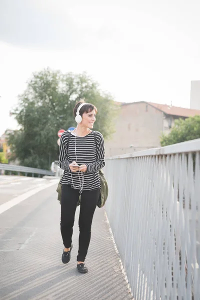 Mujer al aire libre en la ciudad sonriendo —  Fotos de Stock