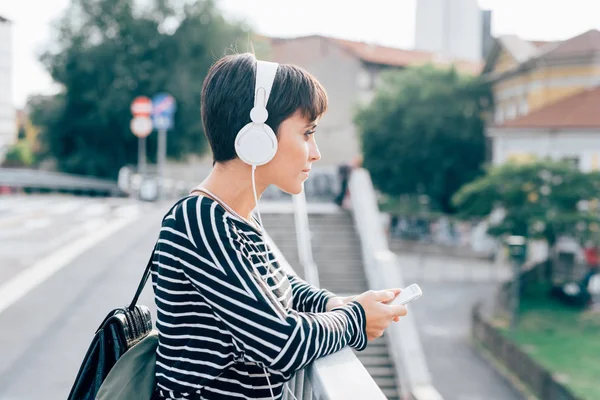 Mulher com smartphone ouvindo música — Fotografia de Stock