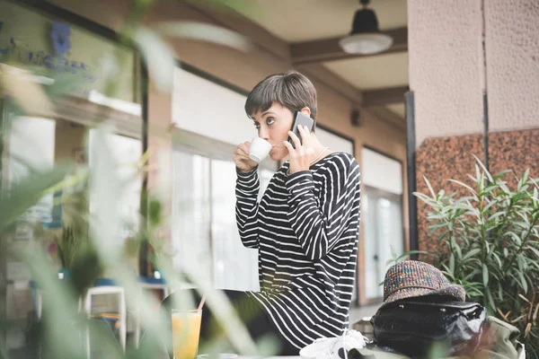 Mulher ter um café falando smartphone — Fotografia de Stock