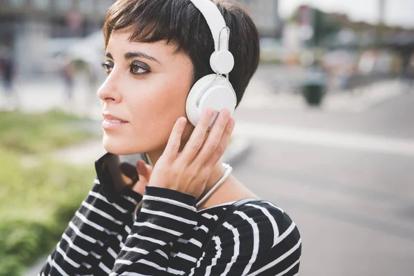 Kobieta, słuchania muzyki ze smartfona — Zdjęcie stockowe