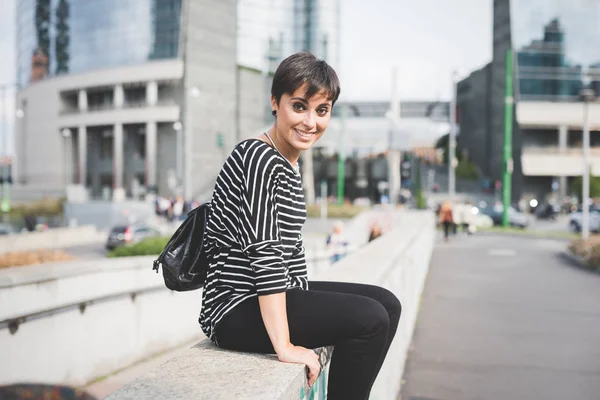 Vrouw kijken naar camera glimlachen — Stockfoto