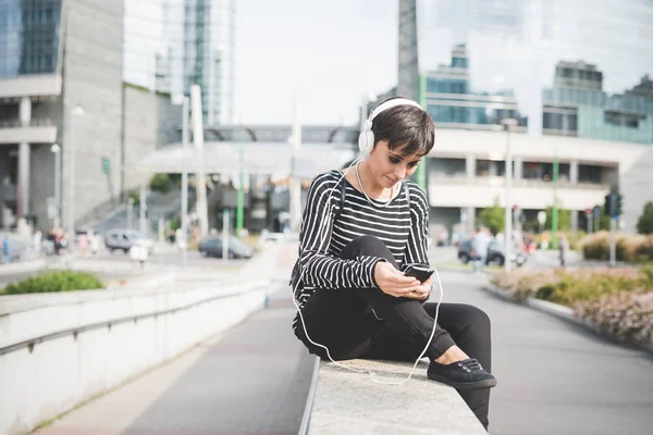 Vrouw met smartphone luisteren muziek — Stockfoto