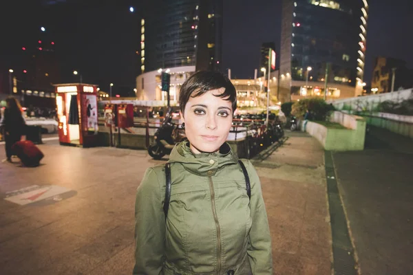 Femme regardant sérieux dans la nuit de la ville — Photo