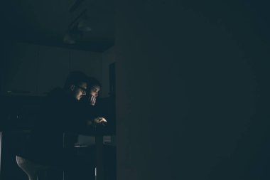 bilgisayar kapalı karanlık kullanarak çift 