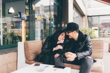 Açık eğleniyor sarılma oturan Çift