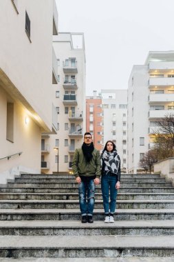 Açık el ele tutuşarak bakan poz Çift