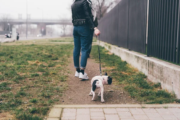 フレンチ ブルドッグの子犬と屋外の女性 — ストック写真