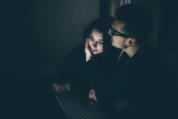 Couple using computer indoor darkness — Stock Photo, Image