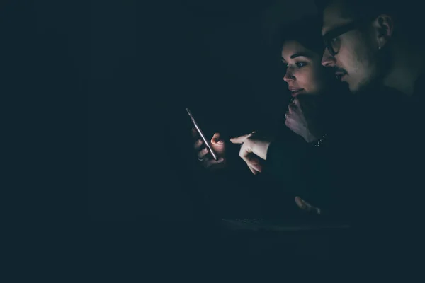 Hermosa pareja usando el teléfono — Foto de Stock