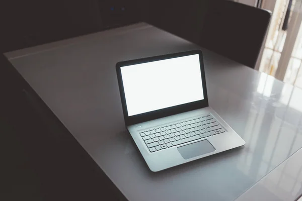 Laptop met leeg scherm op tafel — Stockfoto