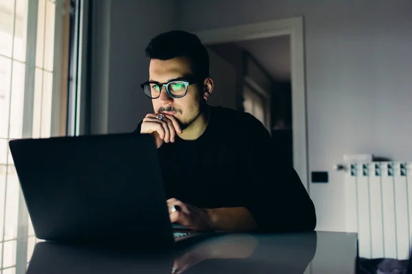 Mann benutzt Computer in Wohnung — Stockfoto