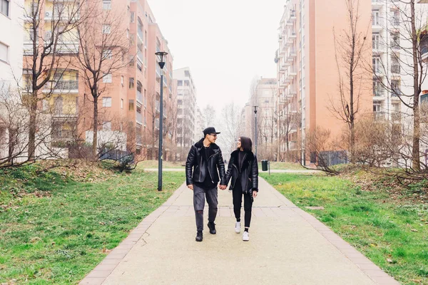 Couple tenant la main marchant en plein air — Photo