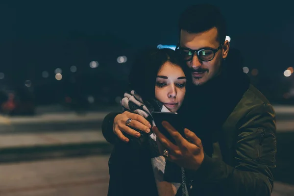Pasangan outdoor di malam kota memeluk — Stok Foto