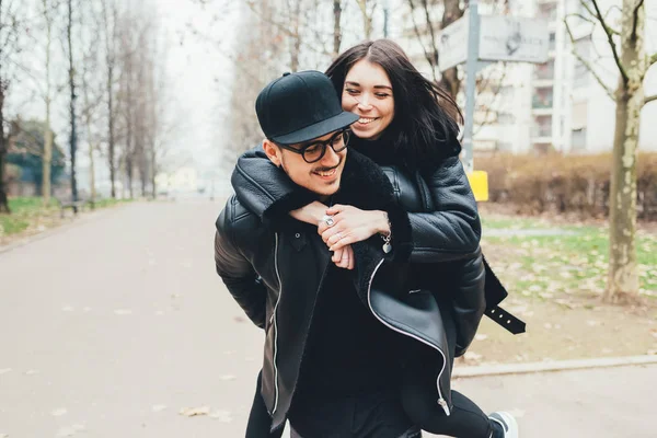 Pareja piggyback al aire libre divertirse —  Fotos de Stock