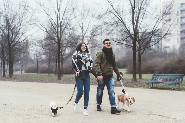 子犬と歩くカップル — ストック写真