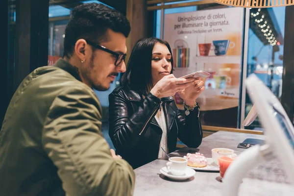 Couple prenant un café la nuit — Photo