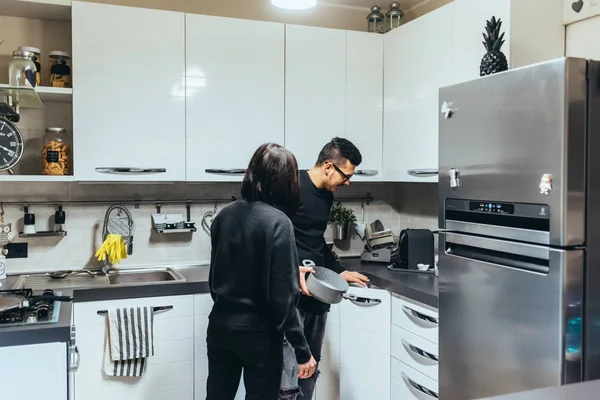 Pasangan memasak bersama di dalam ruangan — Stok Foto