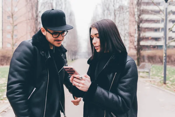 Par utomhus i staden med hjälp av smartphone — Stockfoto