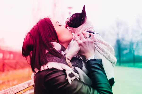 Mujer abrazando su bulldog francés cachorro — Foto de Stock