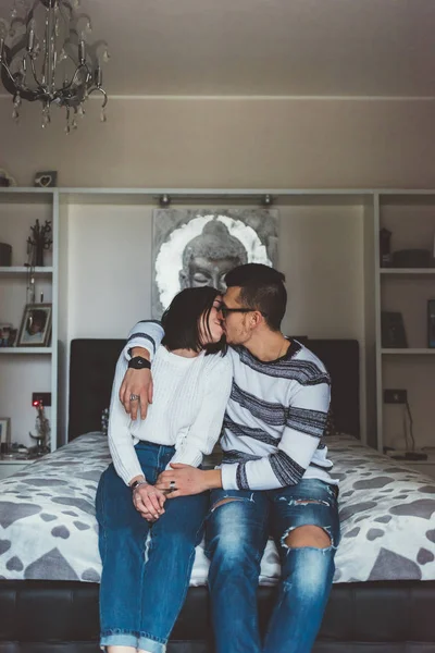 Paret sitter sovrum kyssar — Stockfoto