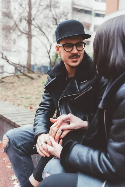 Par chating hålla händer utomhus — Stockfoto