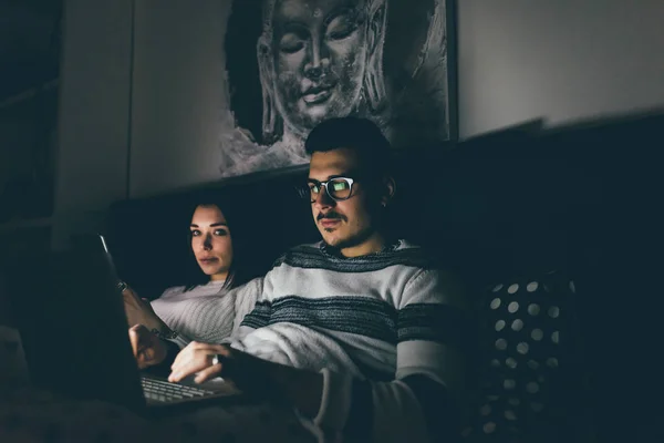 Pasangan menggunakan komputer dalam ruangan gelap — Stok Foto