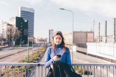 smartphone kullanarak şehirde açık kadın