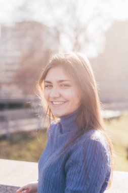 kamera gülümseyen arayan kadın 