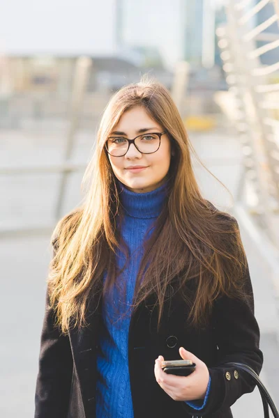 Frau mit Smartphone — Stockfoto