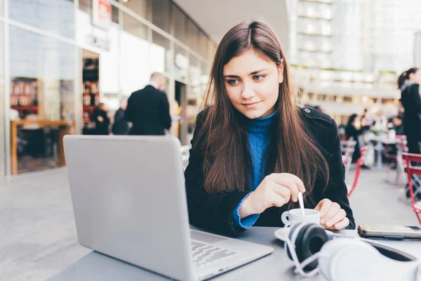 Affärskvinna sitter bar med hjälp av dator — Stockfoto