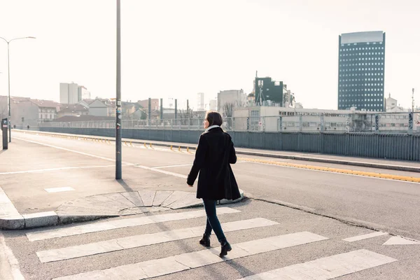 Γυναίκα περπάτημα εξωτερική ακούγοντας μουσική — Φωτογραφία Αρχείου