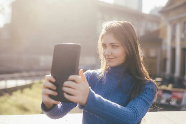 Žena selfie pomocí tabletu — Stock fotografie