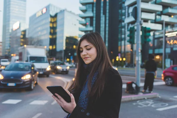 Mujer usando tableta —  Fotos de Stock