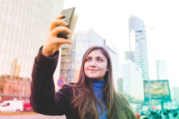 Vrouw die selfie met smartphone — Stockfoto