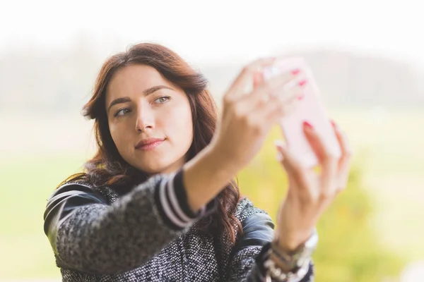 Young Beautiful Woman Taking Selfie Smart Phone Hand Hold Outdoor — Stock Photo, Image