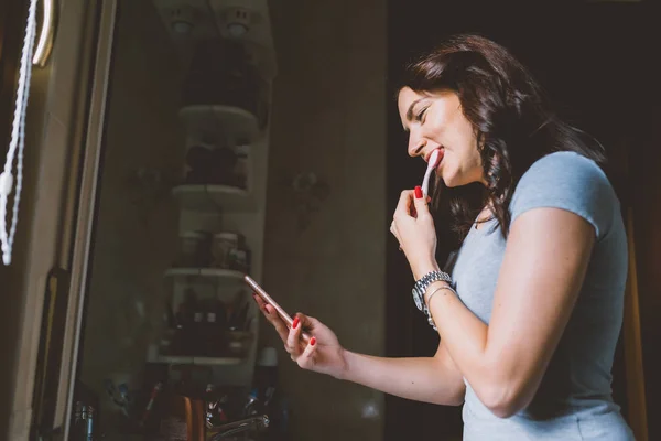 Wanita Muda Yang Cantik Mencuci Gigi Sambil Berbicara Telepon Pintar — Stok Foto
