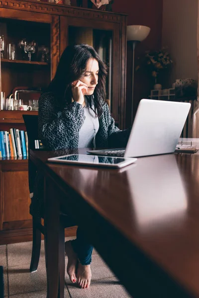 Vállalkozó Hív Telefonon Online Dolgozik Egy Laptop Egy Íróasztal Otthon — Stock Fotó