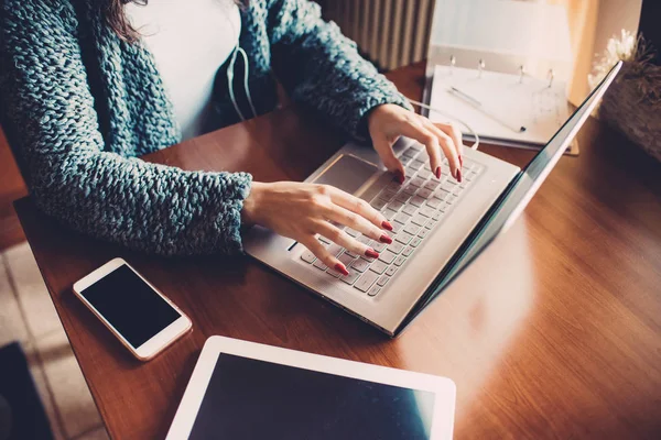 Mujer usando computadora —  Fotos de Stock