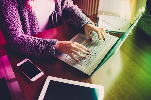 Mulher usando computador — Fotografia de Stock