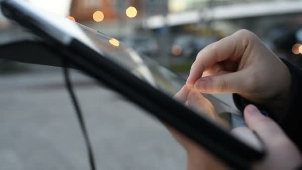 Mains de la jeune femme en utilisant la tablette — Video