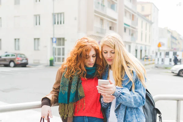 Vrouwen met behulp van smartphone — Stockfoto