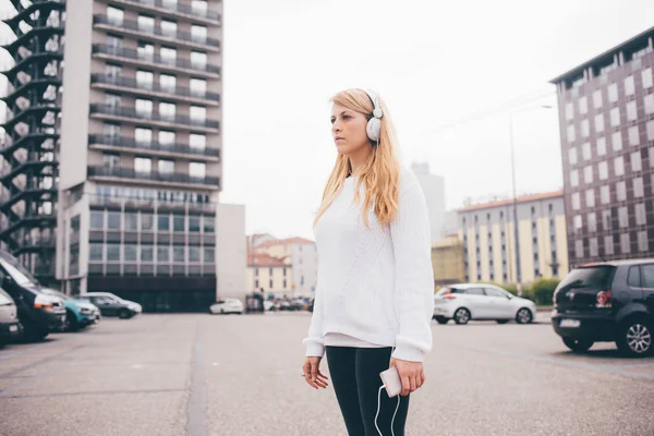 Mujer escuchando música con auriculares — Foto de Stock