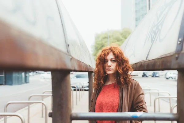 Roodharige vrouw buiten met uitzicht op melancholische — Stockfoto