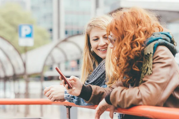 Mulheres usando smartphone ao ar livre — Fotografia de Stock