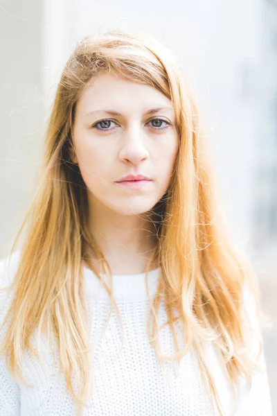 Blonde vrouw buiten met uitzicht op melancholische — Stockfoto