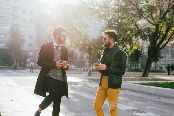 Hombres al aire libre discutir usando smartphone —  Fotos de Stock